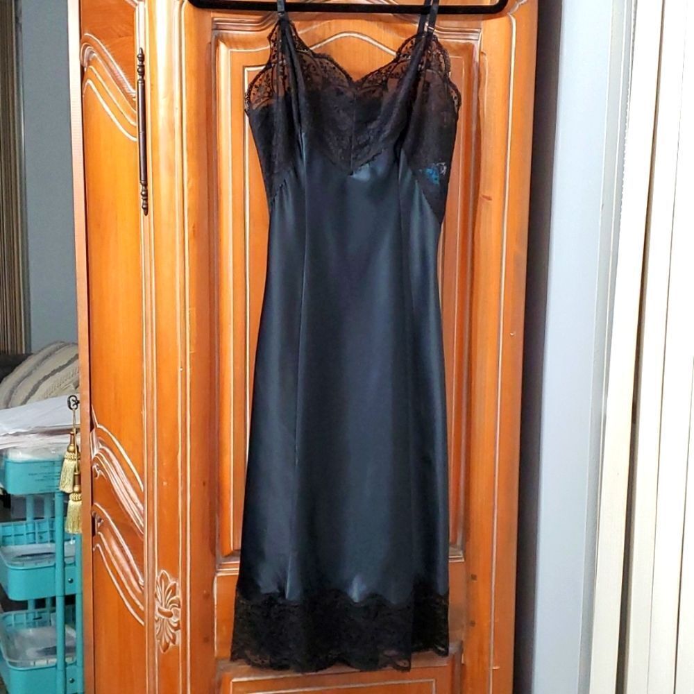 WONDER MAID, vintage‎ fine lingerie. Black slip.lace. Size 32.